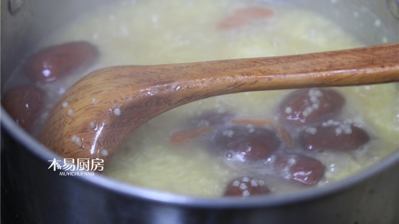 小米红枣粥,搅拌均匀，关火。