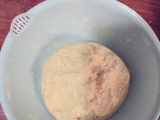 南瓜麻圆,将南瓜上锅蒸熟，加点白糖一起拌匀，加入适量的糯米粉，揉成面团，醒半个小时