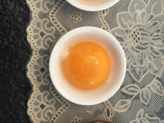 美味吐司的2＋1吃法🍞,鸡蛋分离，尽量不要破。