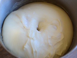椰蓉面包卷,盖上保鲜膜发酵至原面团的二倍大