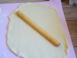椰蓉面包卷,把面团分成两块面，两块面团都要擀成长方形