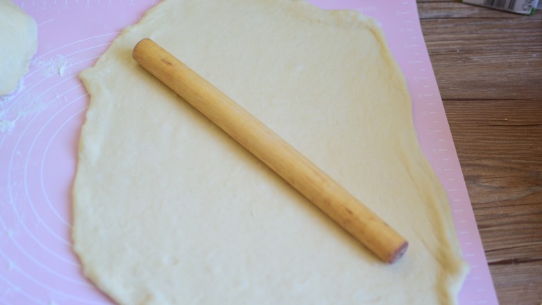 椰蓉面包卷,把面团分成两块面，两块面团都要擀成长方形