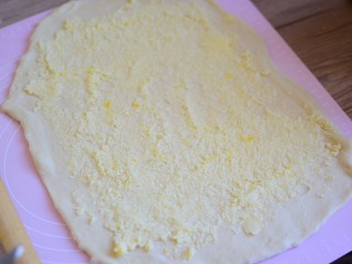 椰蓉面包卷,在面片上上均匀的涂抹椰蓉，椰蓉馅的制作方法:将椰蓉馅的所有食材放在一起搅拌均匀即可