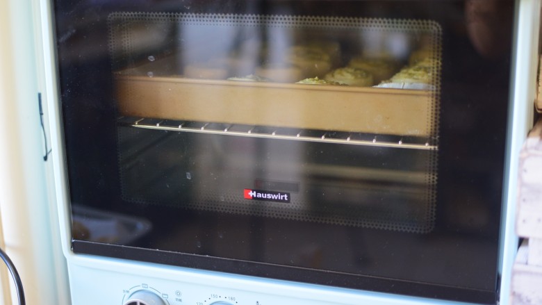 椰蓉面包卷,烤箱预热180度，中层上下火烤制20分钟