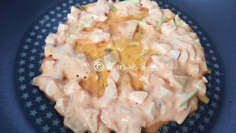 快手早餐 —— 韩式泡菜饼,面糊一点点成熟中