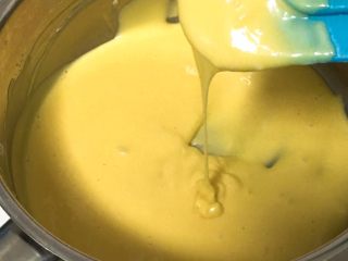 蓝莓蛋糕卷,先用打蛋器后用刮刀拌匀，蛋黄糊滴落的糊不会马上消失。