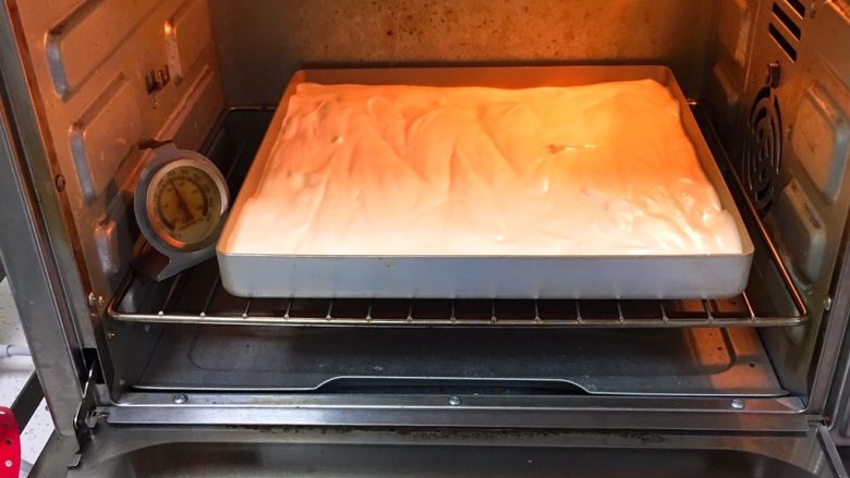 蓝莓蛋糕卷,烤箱预热至150度，烤制20分钟。