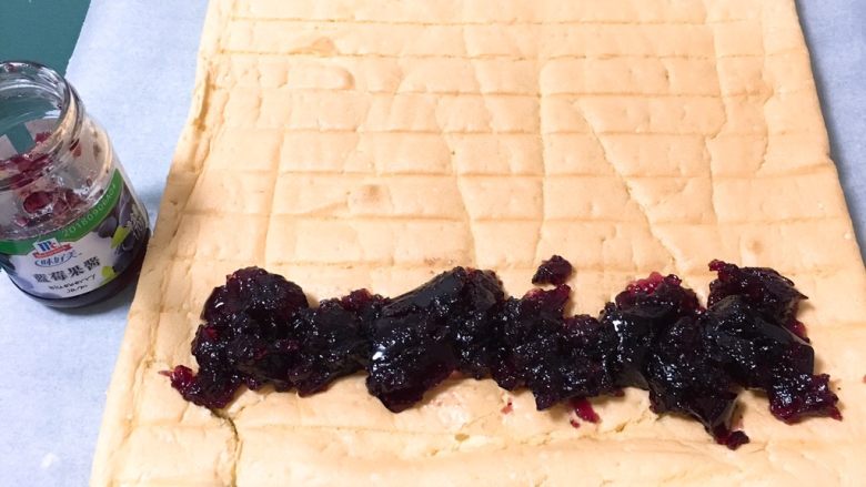 蓝莓蛋糕卷,用一张烤盘纸垫上，蛋糕放在纸上，<a style='color:red;display:inline-block;' href='/shicai/ 8575'>蓝莓果酱</a>铺上。