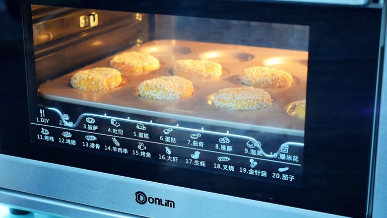 奶香红薯饼,放入预热好的烤箱，上下火160度，中层15分钟