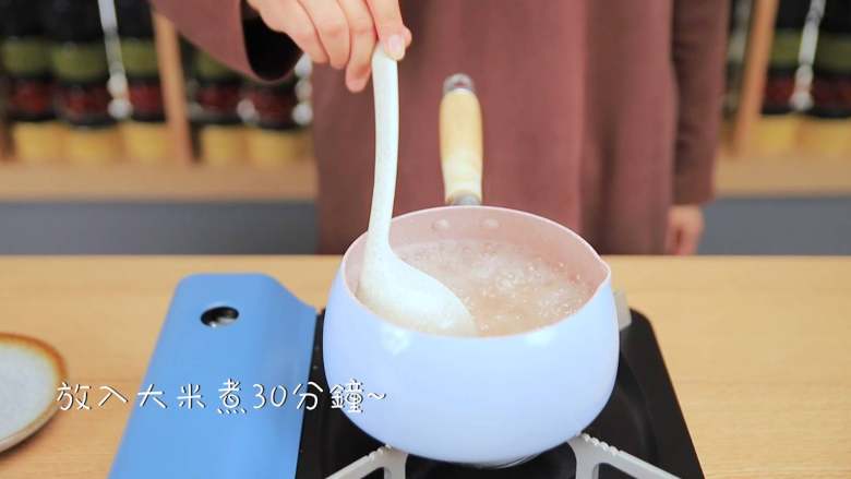 核桃芡实粥,改小火煮15分钟，放入入粳米，再煮10分钟