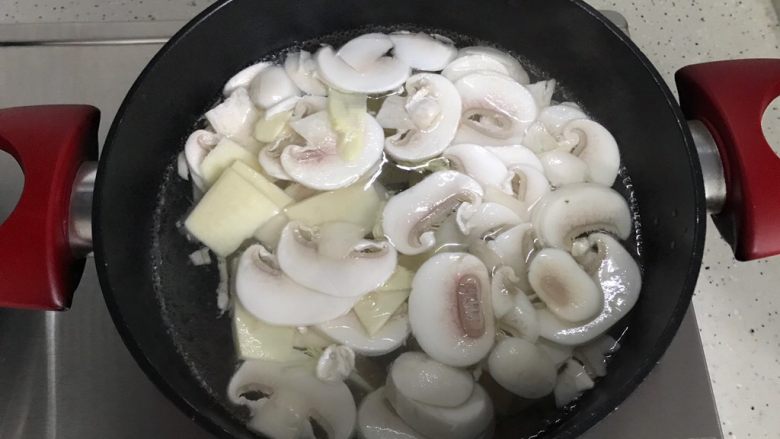 雪菜蘑菇炒冬笋,水开后放入蘑菇和冬笋，煮两分钟