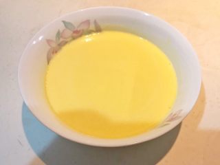 酸奶蛋糕,充分调匀，让酸奶与蛋黄液融合在一起