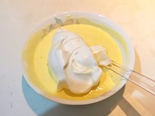 酸奶蛋糕,取1/3蛋白霜放入蛋黄液中
