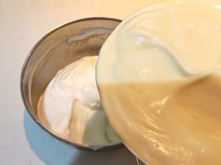 酸奶蛋糕,再把调匀的蛋黄液倒入剩余的蛋白霜里