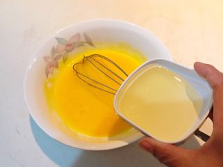 酸奶蛋糕,在蛋黄里加入玉米油