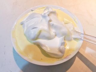 酸奶蛋糕,再取1/2蛋白霜放入蛋黄液中