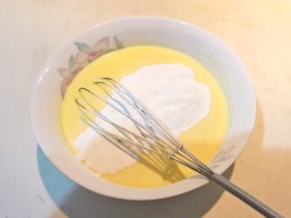 酸奶蛋糕,筛入玉米淀粉