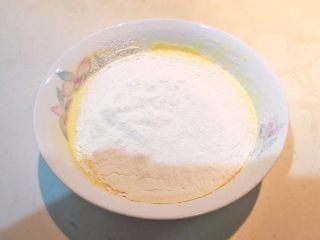 酸奶蛋糕,筛入低筋面粉