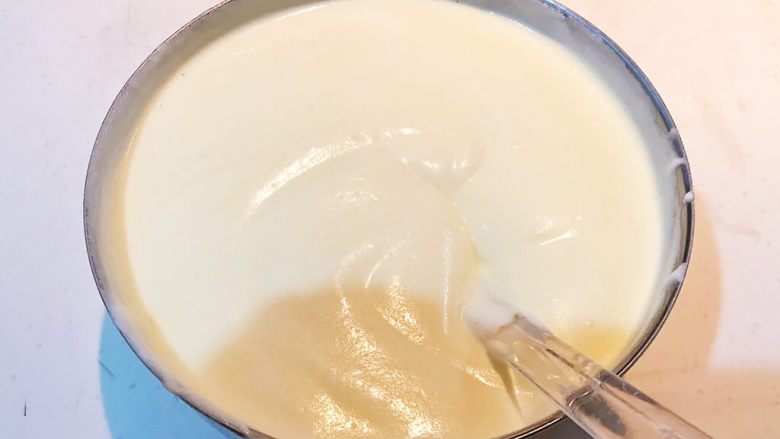 酸奶蛋糕,用切拌法调匀，面糊调好了，切勿过度搅拌，避免面液起筋，