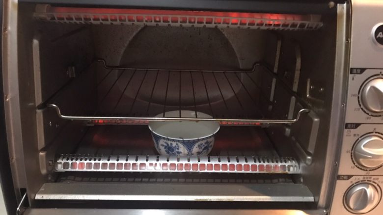 酸奶蛋糕,烤箱140W预热10分钟，在烤箱底部放一碗热水