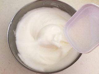 酸奶蛋糕,蛋清打发至纹路清洗后再加入所有白砂糖