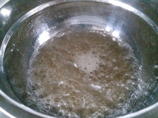 糖炒山楂,纯净水和冰糖一起小火煮，熬糖水