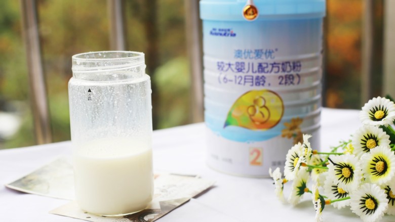 甘甜绵软的奶香南瓜粥,奶粉根据配方奶粉的比例和温度冲泡成牛奶，倒入果汁机杯中。