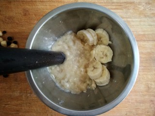燕麦坚果能量棒,香蕉剥皮后切片，放入容器中用擀面杖倒成香蕉泥。