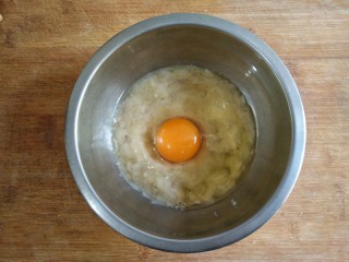 燕麦坚果能量棒,在香蕉泥中加入一个鸡蛋（全蛋）。
