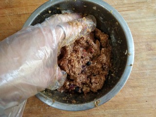 燕麦坚果能量棒,戴厨房一次性手套将所有食材抓拌均匀。