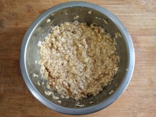 燕麦坚果能量棒,加入即食燕麦和奶粉，搅拌均匀。