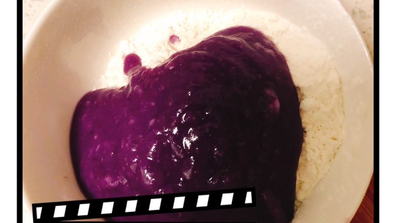 紫薯芋圆热 饮,搅拌好的紫薯芋圆泥倒入面粉中