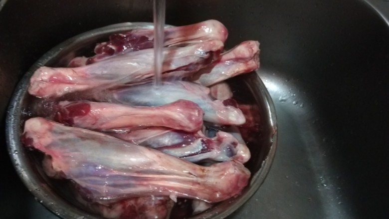 新文美食  红焖羊骨汤,冷水冲洗干净。