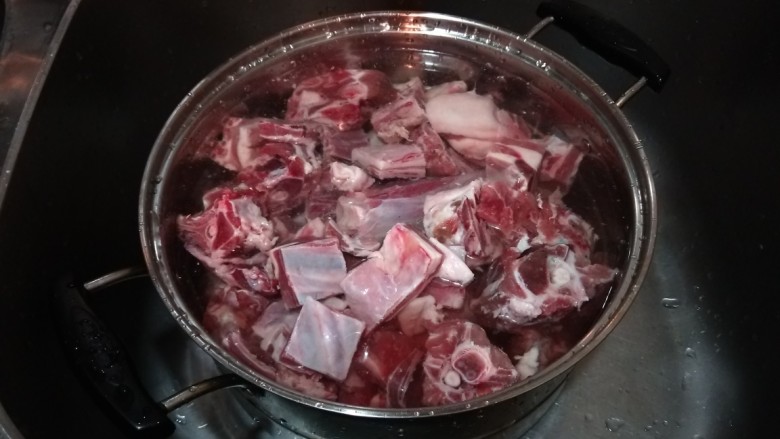 新文美食  红焖羊骨汤,冷水放入锅中加满水。