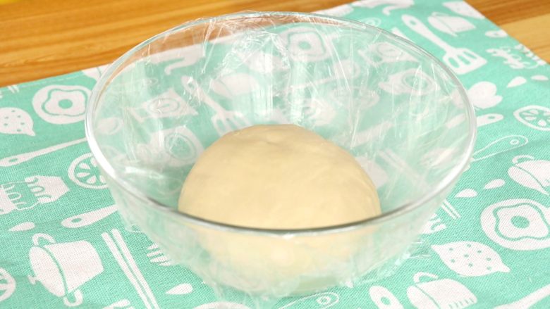 金钱小面包,整成面团，放入稍微大一些容器里，盖上保鲜膜，放在温暖处发酵至原来面团的2倍大