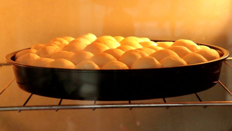 金钱小面包,放入预热好的烤箱中，上下管170度，烤15min
tips：烤至面包表面上色一些即可，根据自家烤箱的温度作适当的调整，如果上色严重时，在最后几分钟时，面包表面可以盖一张锡纸哦
