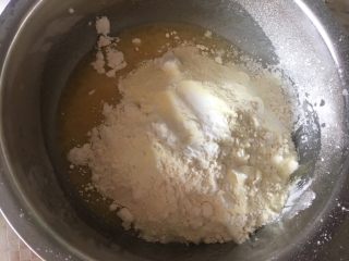旺仔小馒头,加入马铃薯淀粉、低粉、奶粉、泡打粉
