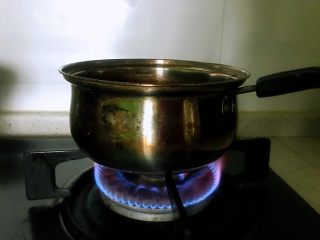 藜麦红枣粥,锅中加水烧开，水和藜麦的比例一比三 ，放入藜麦，搅动几下，以防粘锅，煮沸调至小火，盖上锅盖，小心溢出，其间适当搅动。常言道：急火粥，文火肉，等水开了再放藜麦进去，这样煮出来的粥味道很香，不要在锅里放入凉水的时候加藜麦进去一起开锅。在水开后放入藜麦，一方面不容易糊锅，另一方面比冷水煮的时间更短。