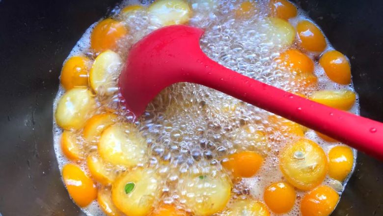 金桔酱,待水开以后，转中火慢慢煮，煮至汤汁粘稠为止，大概要煮30到35分钟左右。