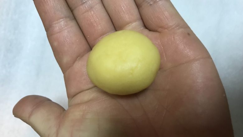 酥掉渣的桃酥,然后分成均匀的小球。