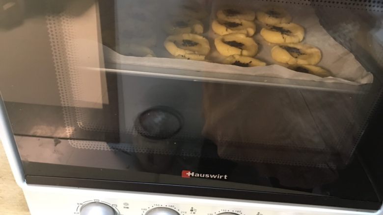 酥掉渣的桃酥,放入烤箱，180度上下双管，烤20分钟左右即可。