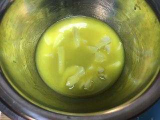 酥掉渣的桃酥,黄油隔热水软化。
