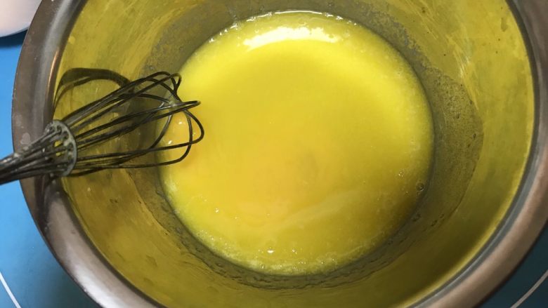 酥掉渣的桃酥,软化好的黄油加入一半蛋液搅拌均匀。