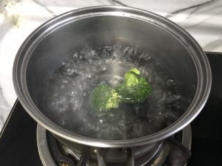 儿童雪人便当,锅中放水加入少量盐，水开后放入西蓝花，煮4成熟。