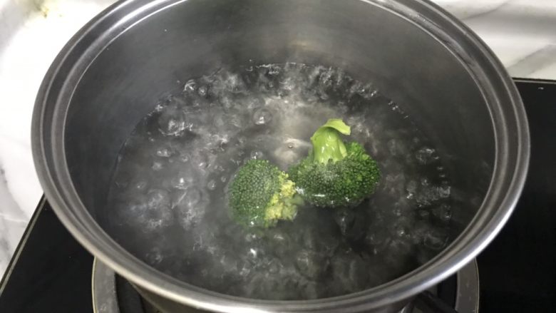 儿童雪人便当,锅中放水加入少量盐，水开后放入西蓝花，煮4成熟。