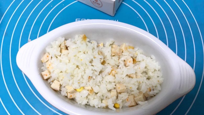 儿童雪人便当,搅拌好的饭放入碗里铺平，左边在铺些白米饭。