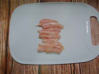 海苔鸡柳,将鸡肉顺着切成粗细相等的条状～