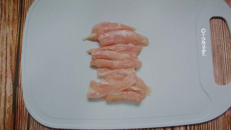 海苔鸡柳,将鸡肉顺着切成粗细相等的条状～