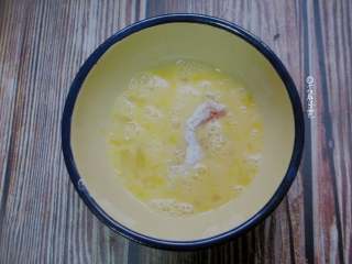 海苔鸡柳,将鸡肉再放入蛋液中，粘满鸡蛋液。