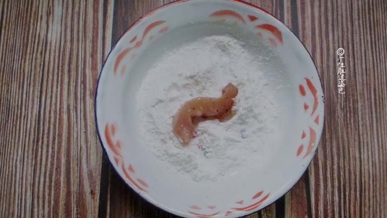海苔鸡柳, 鸡柳依次用筷子夹起，放入淀粉中，让鸡胸表面匀均的粘上淀粉。